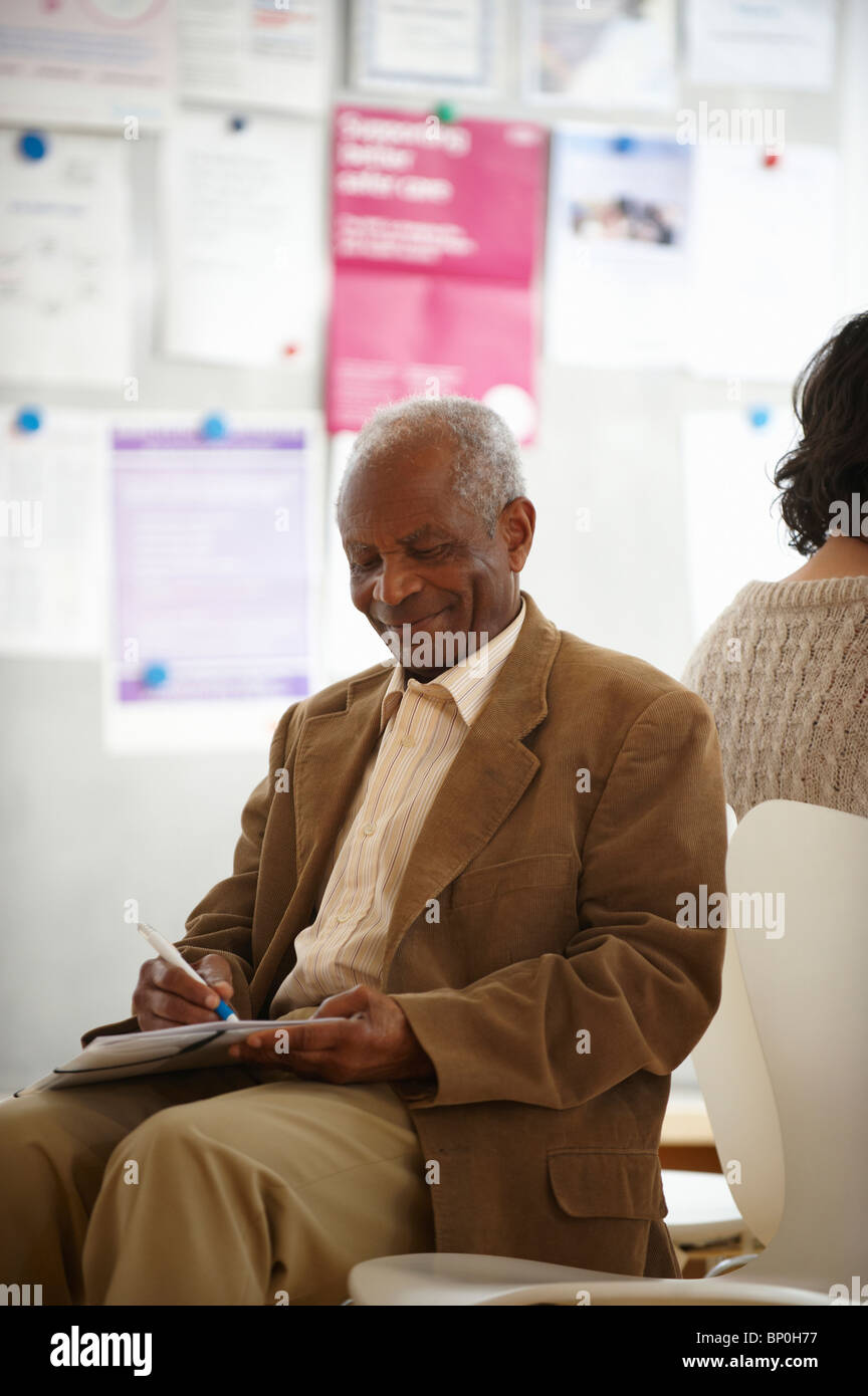 Ältere schwarze Mann im Wartezimmer Stockfoto