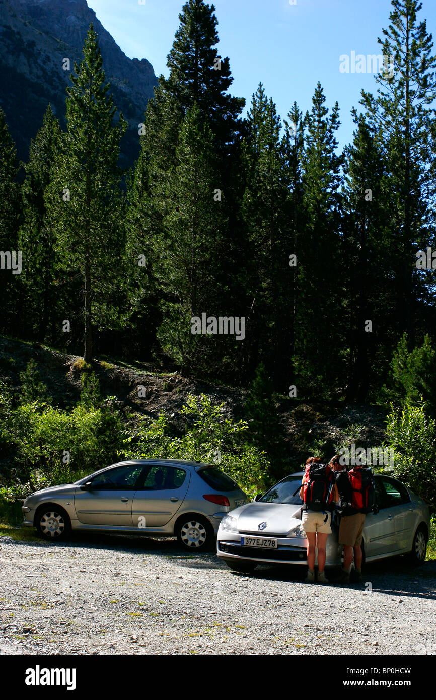 Ein Junge und ein Mädchen bereit für ein trekking in der Nähe von Col de l'Echelle in Alpes-de-Haute-Provence, Frankreich. Stockfoto