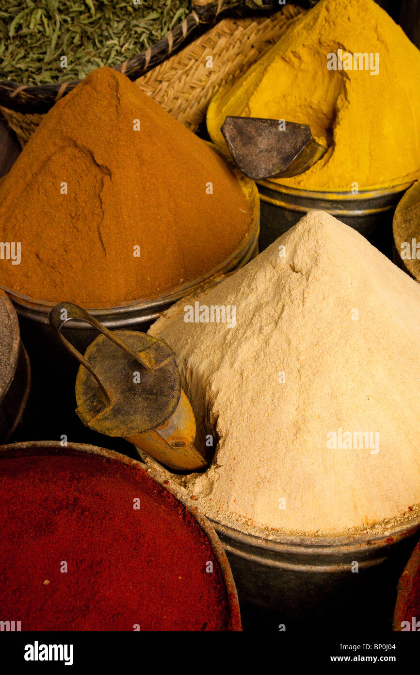 Gewürze für den Verkauf in der alten Medina von Fes, Marokko Stockfoto