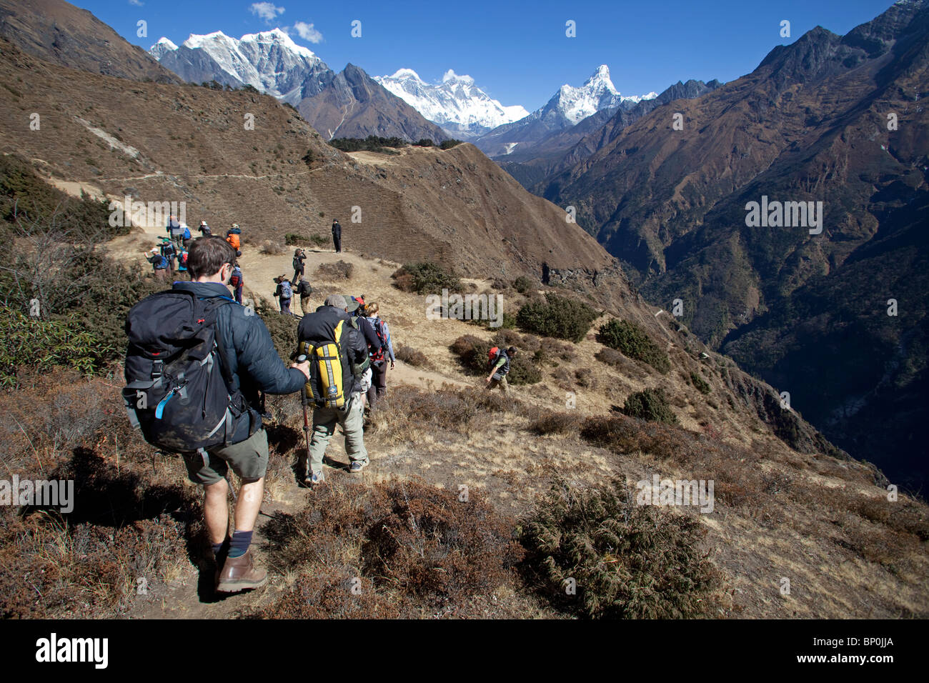 Nepal, Everest Region Khumbu-Tal, Namche Bazar. Trekker fahren Sie in Richtung Mount Everest in der Ferne für Base Camp Stockfoto