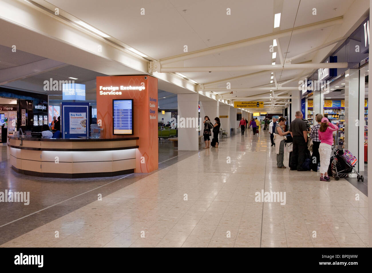 Main concourse am Flughafen Edinburgh. Schottland, Großbritannien, zeigt die Devisen- Schreibtisch, ein WHSmith Shop und einige Passagiere. Stockfoto
