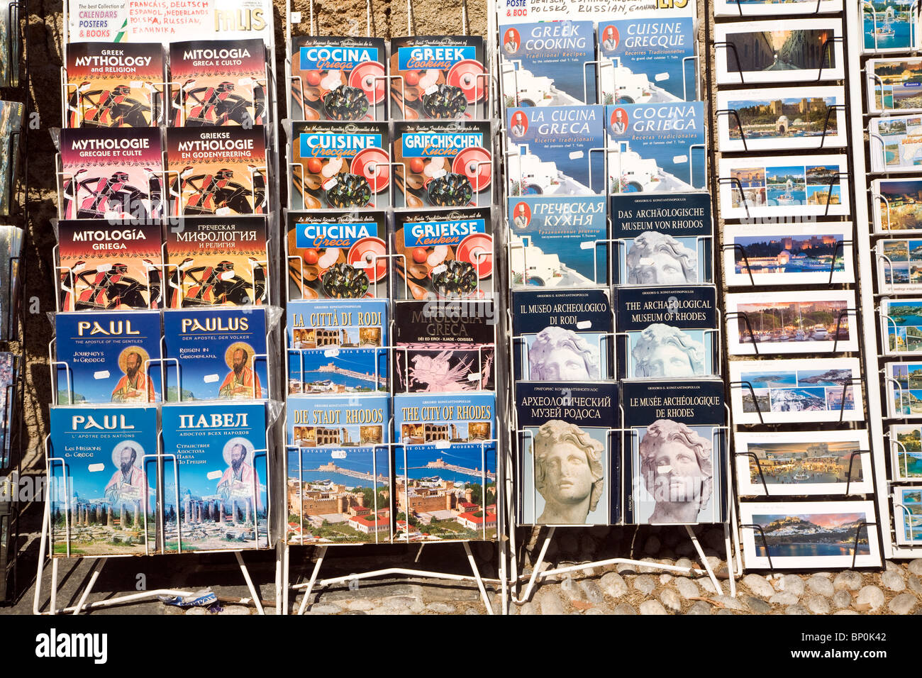 Postkarten und Reiseführer im Display Rack, Rhodos, Griechenland Stockfoto