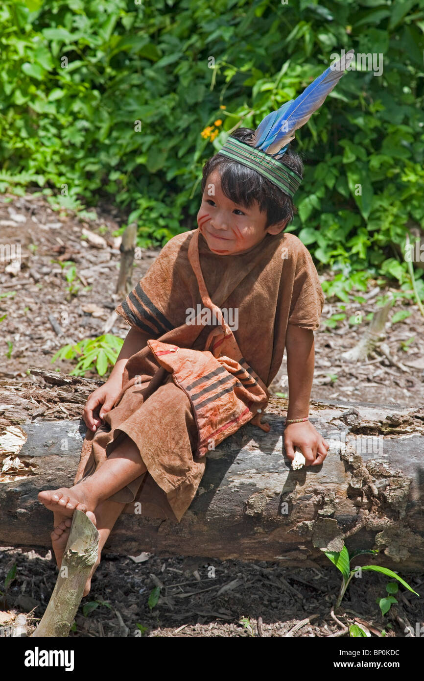 Peru. Ein Matsigenka junge tragen Kleider aus homespun Tuch. Der kleine Matsigenka Indianerstamm bewohnen die oberen Amazonas. Stockfoto