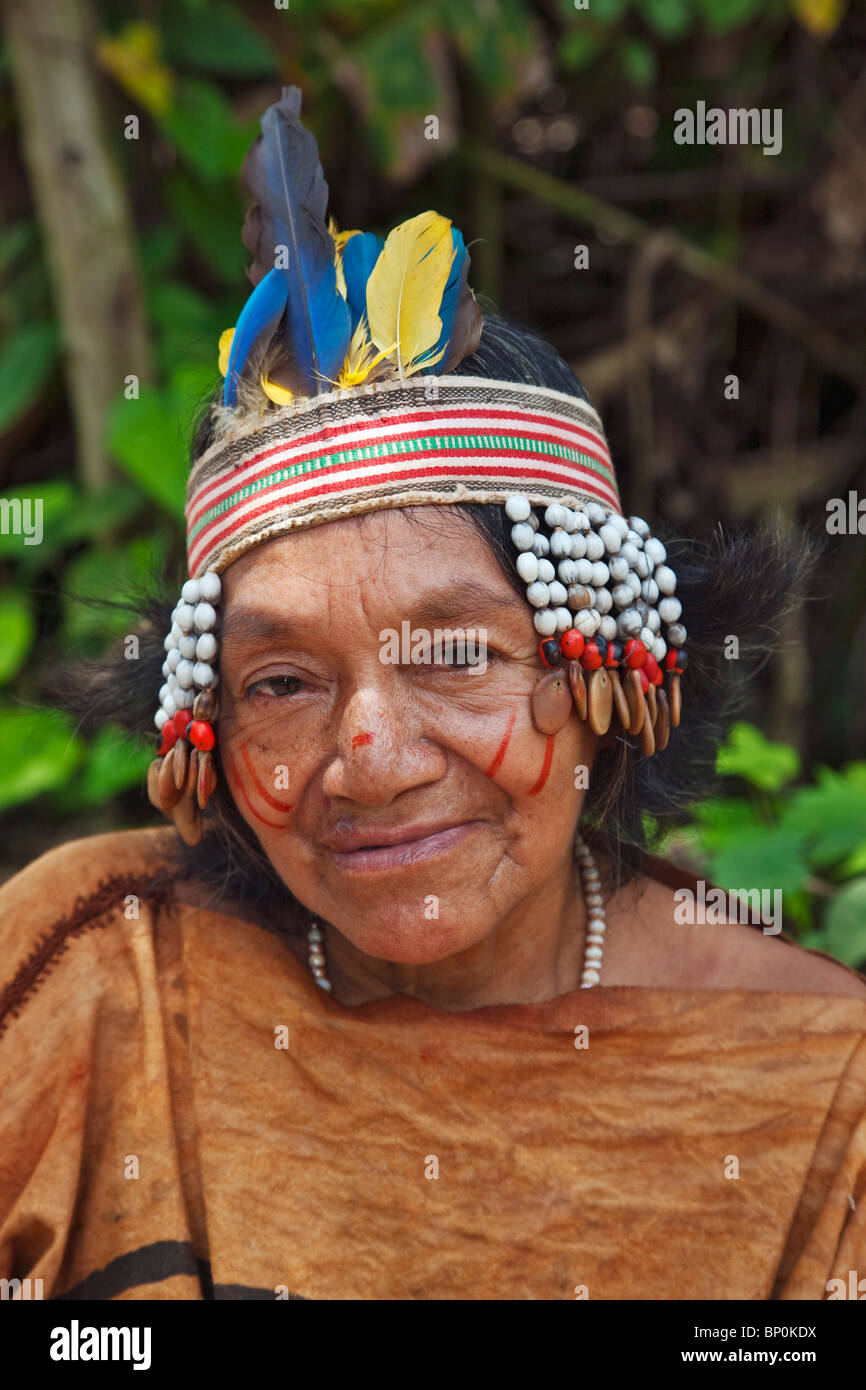Peru. Eine alte Matsigenka indischen Frau. Der kleine Matsigenka Indianerstamm bewohnen die oberen Amazonas. Stockfoto