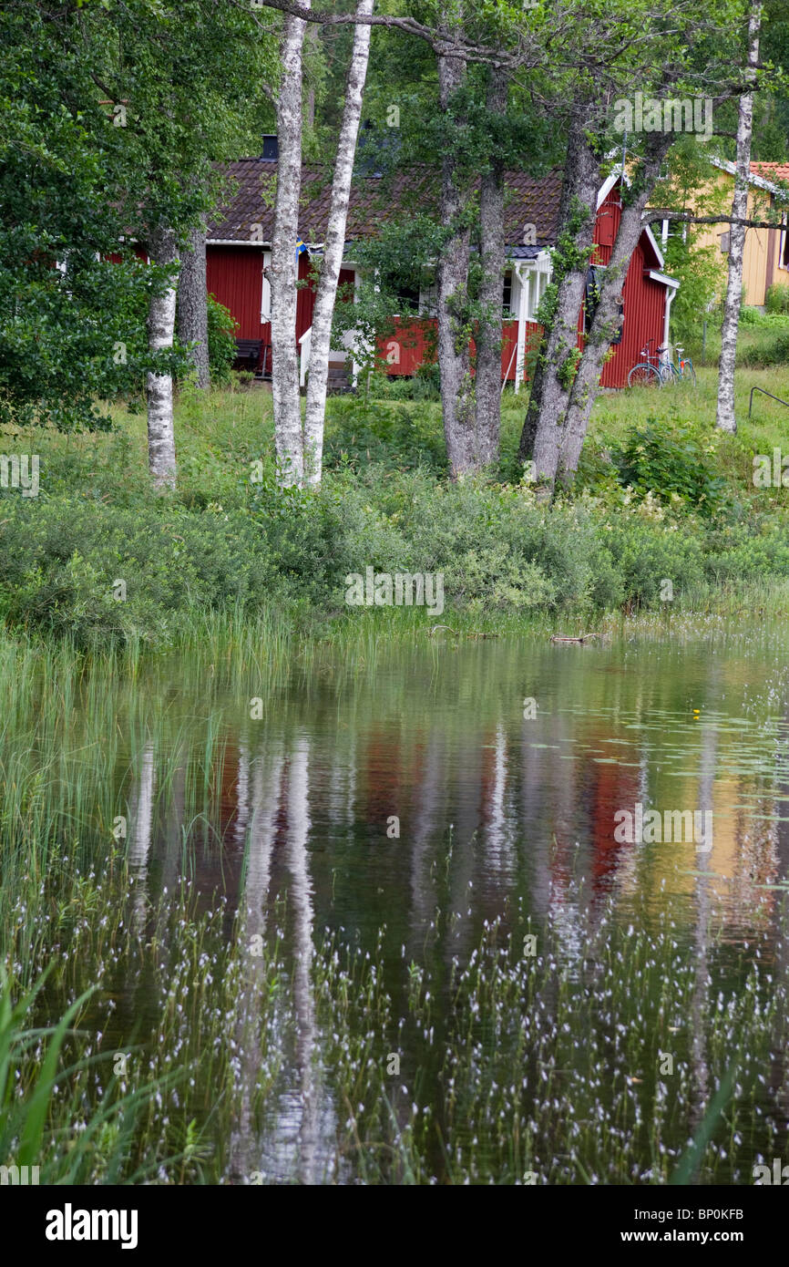 Schwedische Landhaus spiegelt sich in einem See Stockfoto