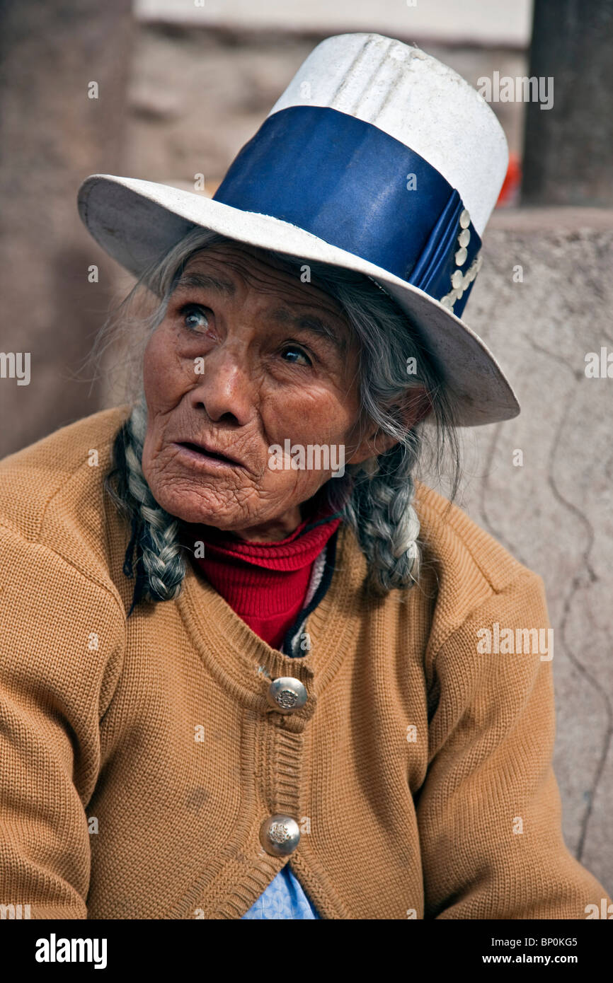 Peru. Eine alte indische Frau in Pisacs belebten Sonntagsmarkt. Stockfoto