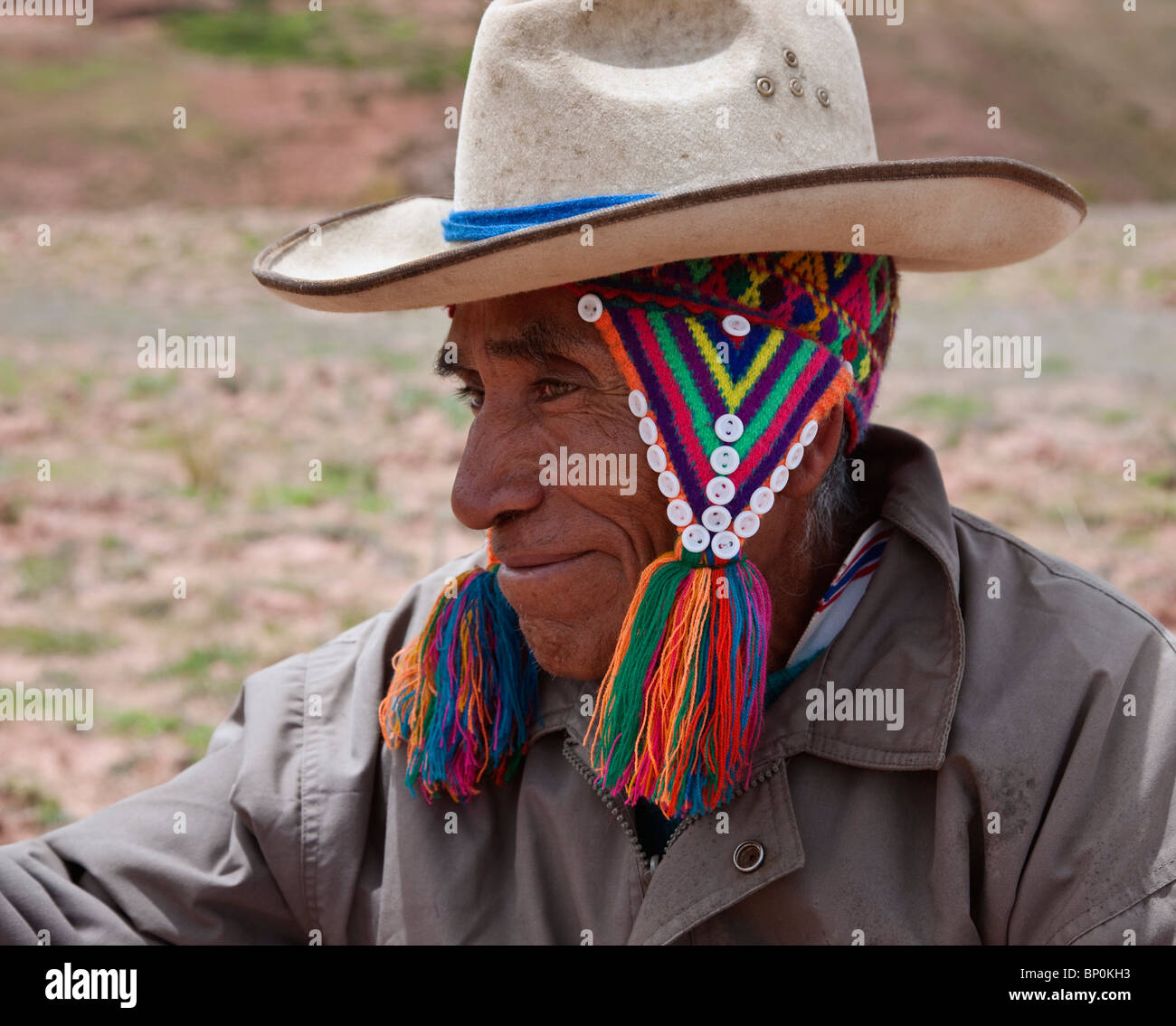 Peru. Eine indigene indischen Bauern mit zwei hüten, um ihn in der beißenden Kälte bei 15.000 Fuß warm. Stockfoto