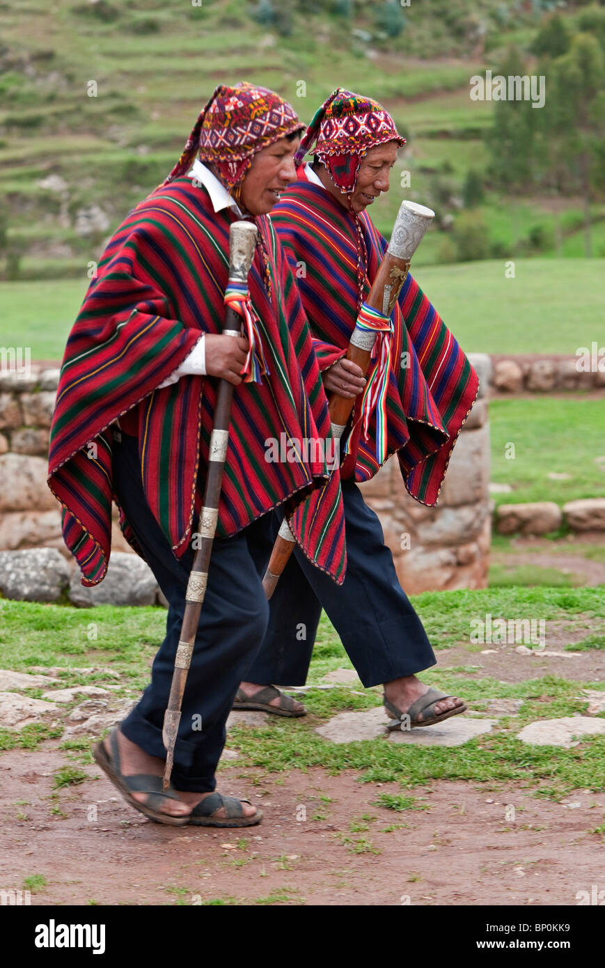 Peru, Gemeinde gewählte Vertreter, Mitarbeiter des Büros in der hand, auf gepflasterten Wegen in Chinchero schreiten Stockfoto