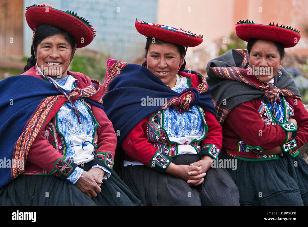 Peru, eine Gruppe von einheimischen indischen Frauen in traditioneller Tracht mit Untertasse-förmigen Hüte und Wolldecken rund um ihre Schultern. Stockfoto