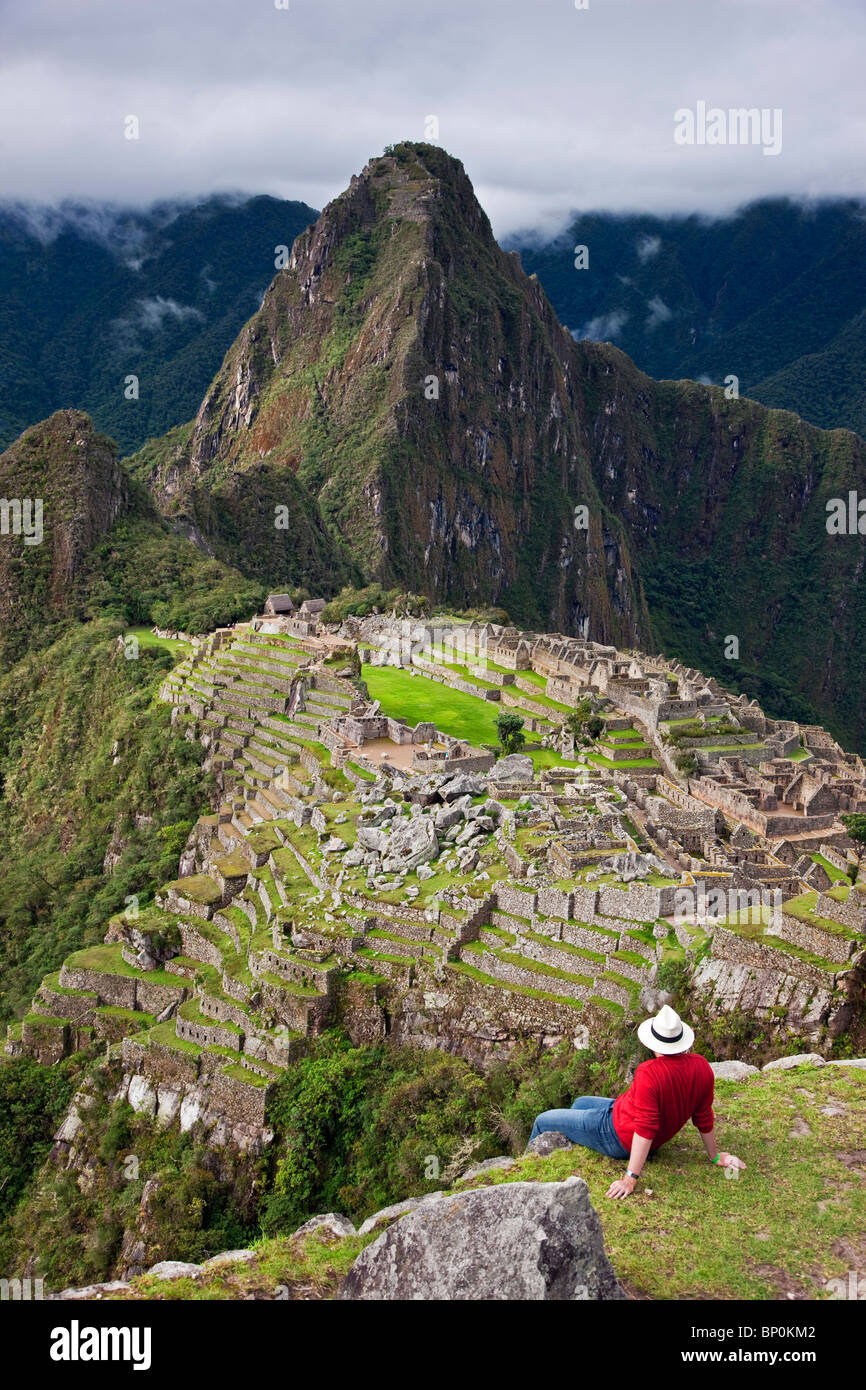 Peru, Ruinen der weltbekannten Inka Machu Picchu befindet sich im gebirgigen Landschaft auf einer Höhe von 7.710 ft über dem Meeresspiegel. Stockfoto