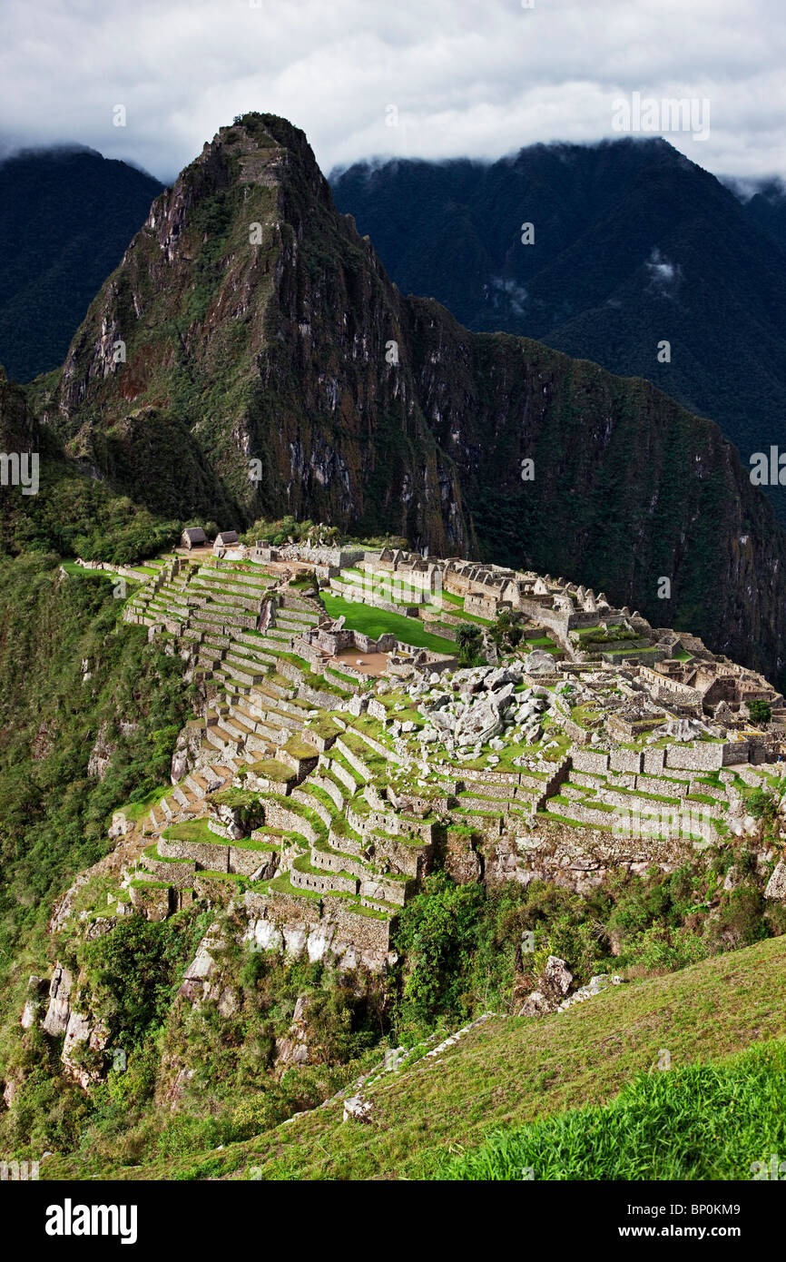 Peru, Ruinen der weltbekannten Inka Machu Picchu auf einer Höhe von 7.710 Fuß über Meeresspiegel mit dem Höhepunkt Huayna Picchu. Stockfoto