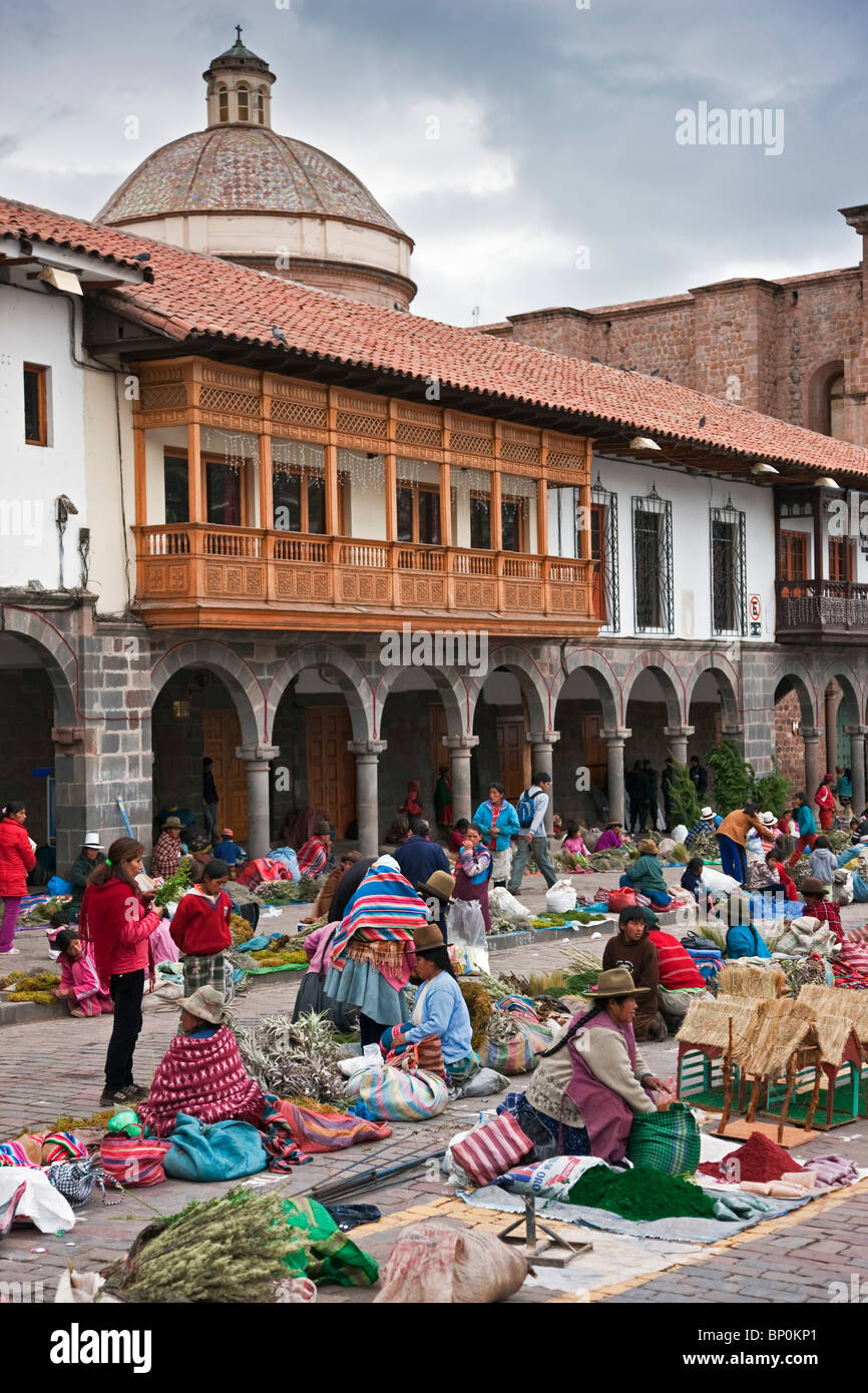 Peru, Santuranticuy Markt in den wichtigsten Platz in Cusco am Heiligabend. Artikel zum Verkauf beziehen sich auf Weihnachten. Stockfoto
