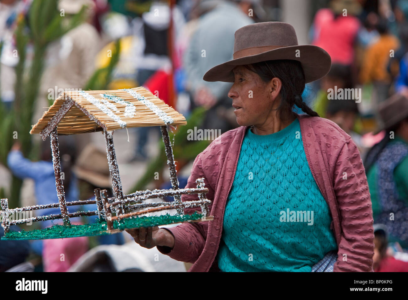 Peru, eine peruanische Frau verkauft eine Krippe am Santuranticuy Markt, alljährlich in den wichtigsten Platz in Cusco an Heiligabend. Stockfoto