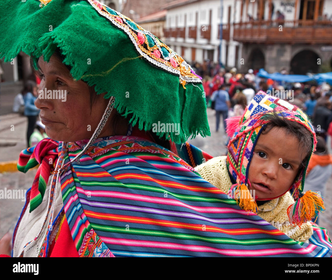 Peru, eine Frau und Kind am Santuranticuy Markt. Dieser Markt findet jedes Jahr in den wichtigsten Platz in Cusco am Heiligabend statt. Stockfoto