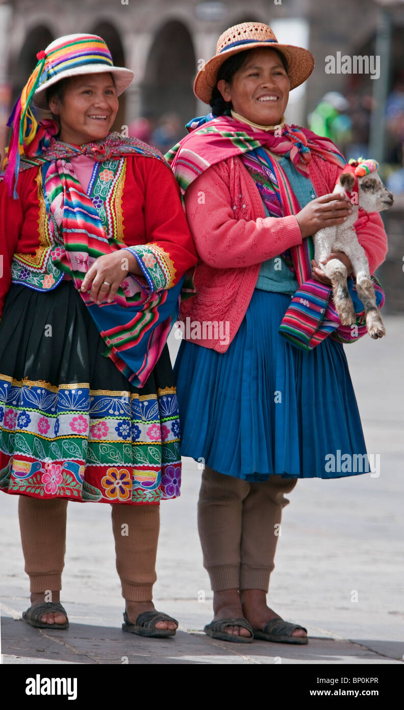 Peru, zwei indigene peruanische Frau tragen Tracht in Cusco Hauptplatz Plaza de Armas. Stockfoto