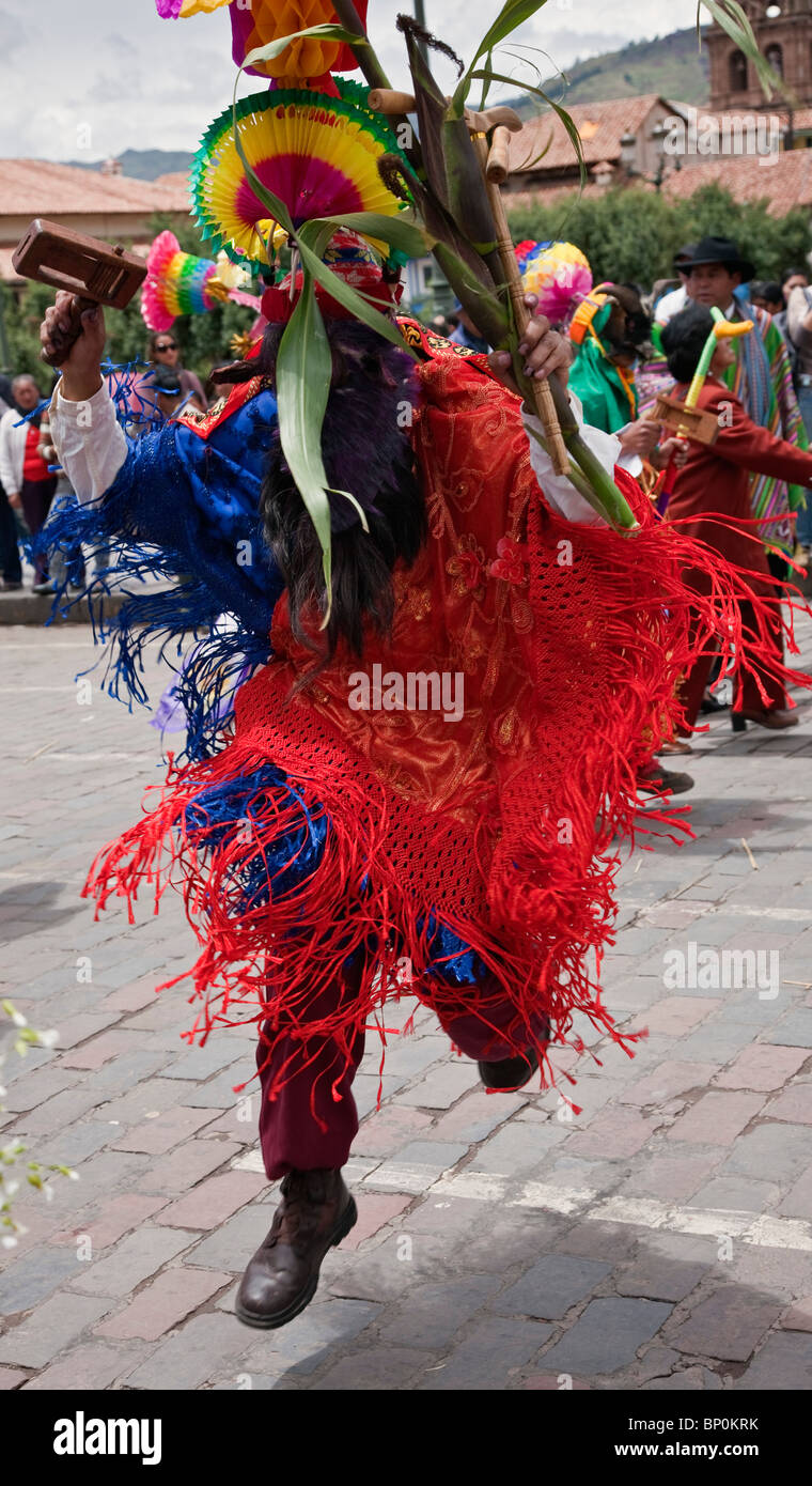 Peru, maskierte Tänzer am Weihnachtstag in Cusco s Platz, Plaza de Armas, feiert der Anden Baby Jesus, Nino Manuelito. Stockfoto