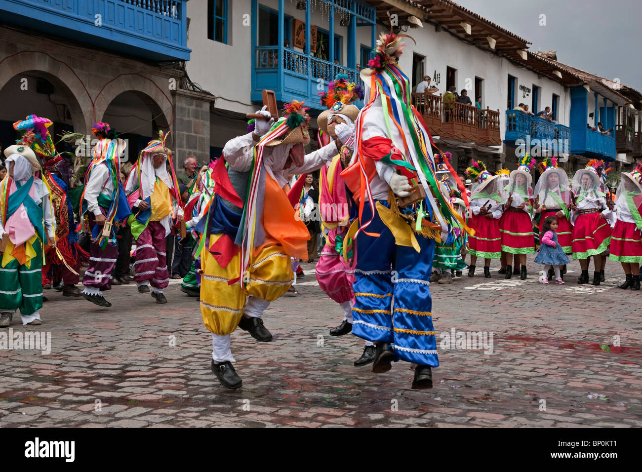 Peru, maskierte Tänzer am Weihnachtstag in Cusco s Platz, Plaza de Armas, feiert der Anden Baby Jesus, Nino Manuelito. Stockfoto