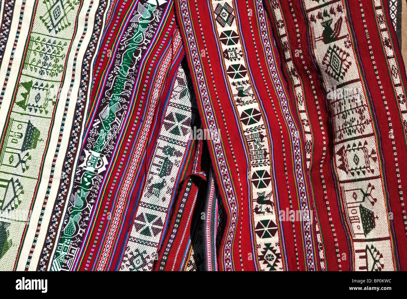 Peru, handgewebte Wolle Material in Farben und Designs, die bevorzugt von den Quechua-sprechenden Menschen der Insel Taquile. Stockfoto
