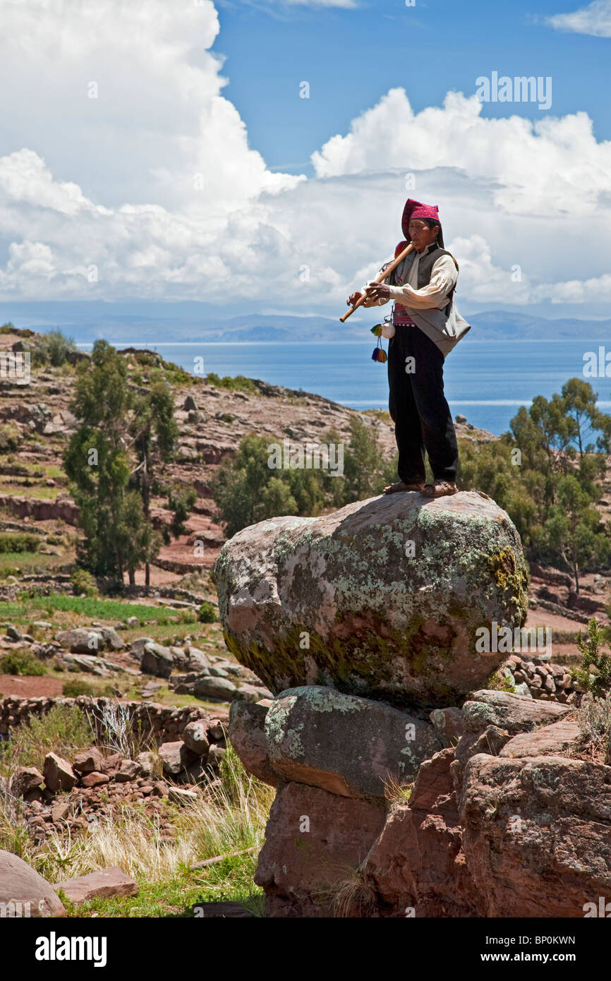 Peru, A Quechua sprechende Mann spielt seine Querflöte auf Insel Taquile. Die 7-sq-km-Insel hat eine Bevölkerung von rund 2.000 Menschen. Stockfoto