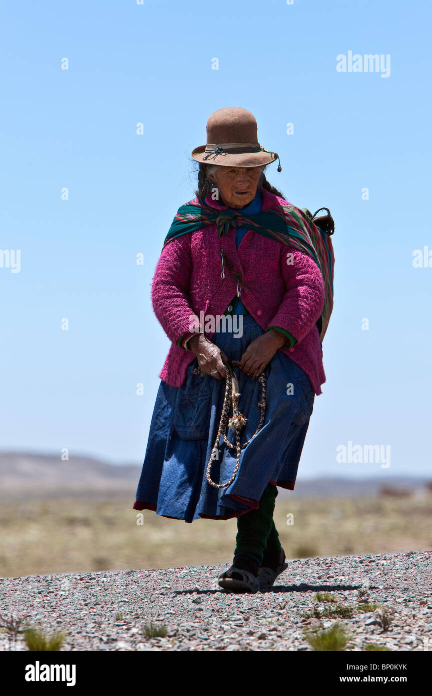 Peru, eine alte Schäferin in dem düsteren Altiplano der hohen Anden zwischen Arequipa und der Colca Canyon. Stockfoto