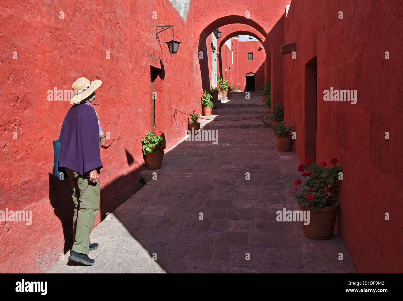 Peru, leuchtend roten Wänden eine Passage in der herrlichen Santa Catalina Convent, gegründet im Jahre 1580. Stockfoto