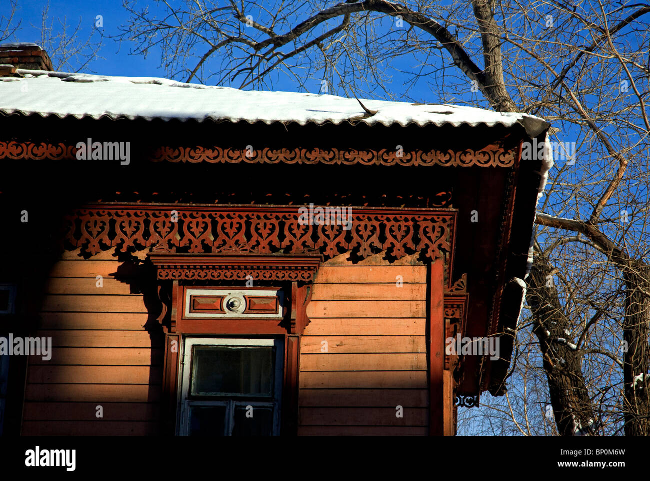 Rußland; Sibirien; Irkutsk; Ein Detail aus einem der verbliebenen Holzhäuser im traditionellen russischen Stil erbaut Stockfoto