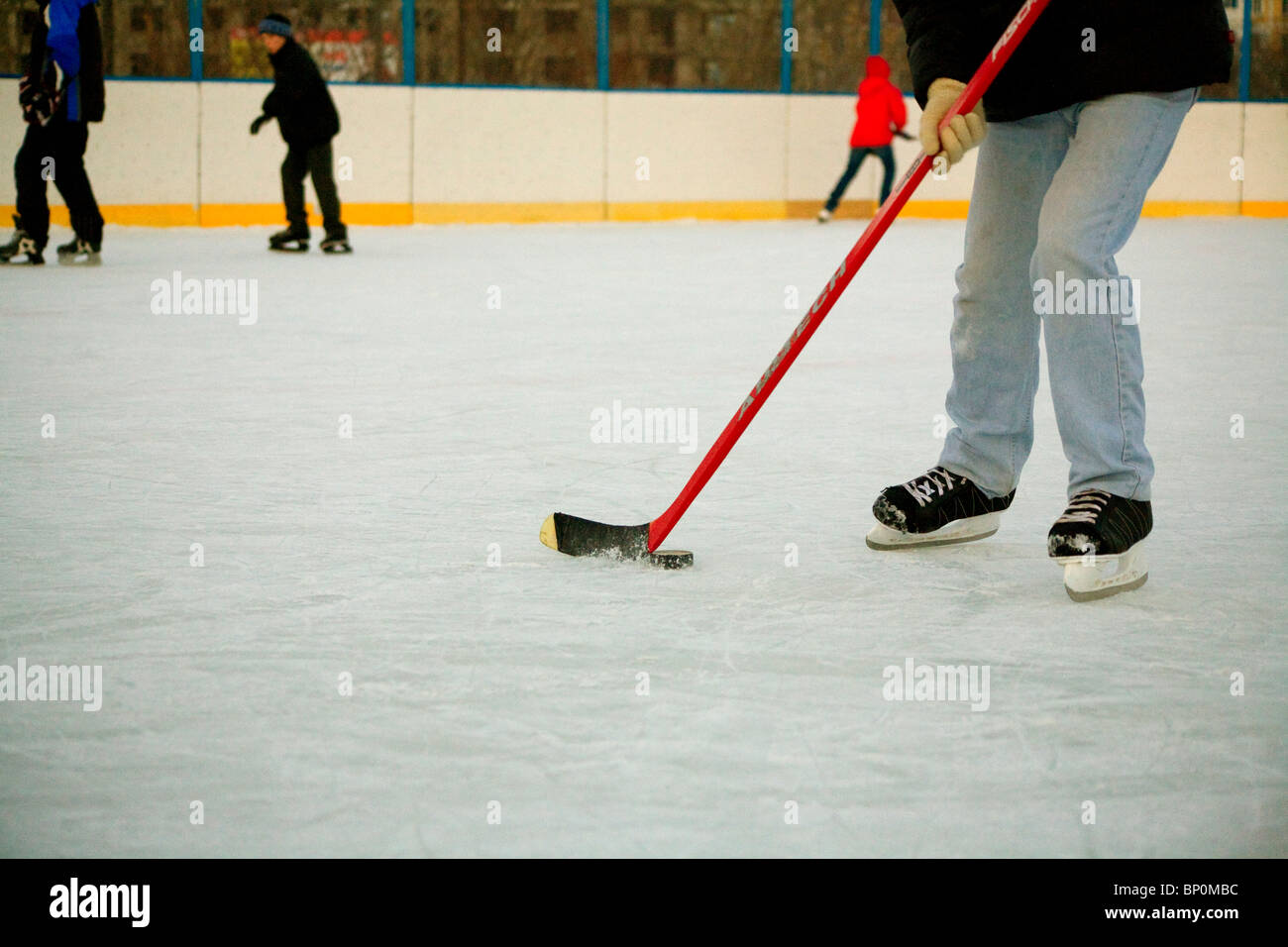 Russland, Fernost, Sachalin; Juschno-Sachalinsk; Eishockey in einem Amateur Eisbahn zu spielen Stockfoto