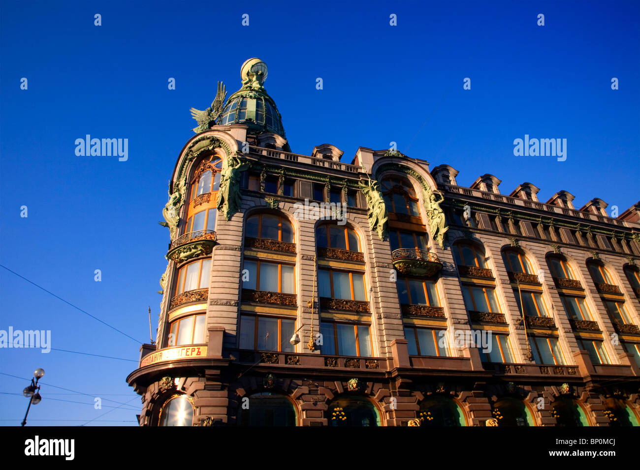 Russland, St. Petersburg; Zinger Gebäude, funktionieren als ein Buchladen und ein café Stockfoto