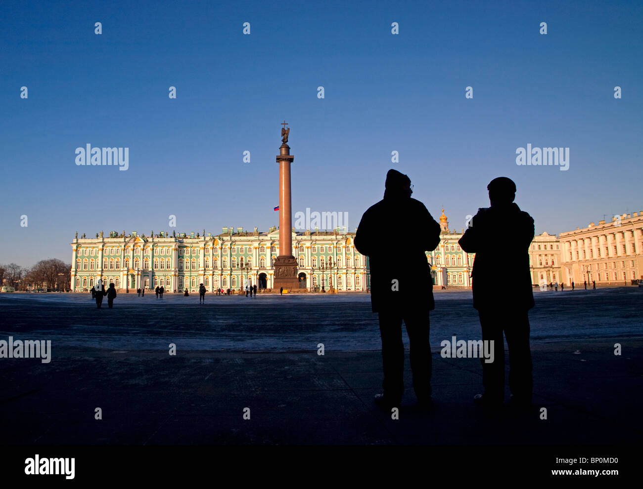Russland, St. Petersburg; Menschen Sie stehen vor dem State Hermitage Museum, entworfen von Bartolomeo Rastrelli Stockfoto