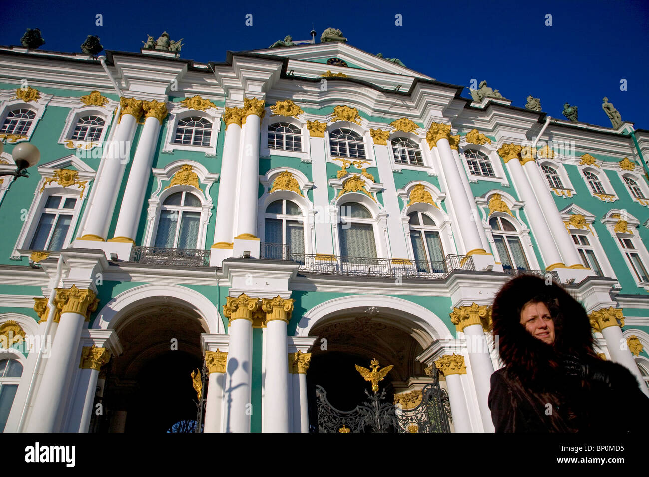 Russland, St. Petersburg; Menschen Sie stehen vor dem State Hermitage Museum, entworfen von Bartolomeo Rastrelli Stockfoto