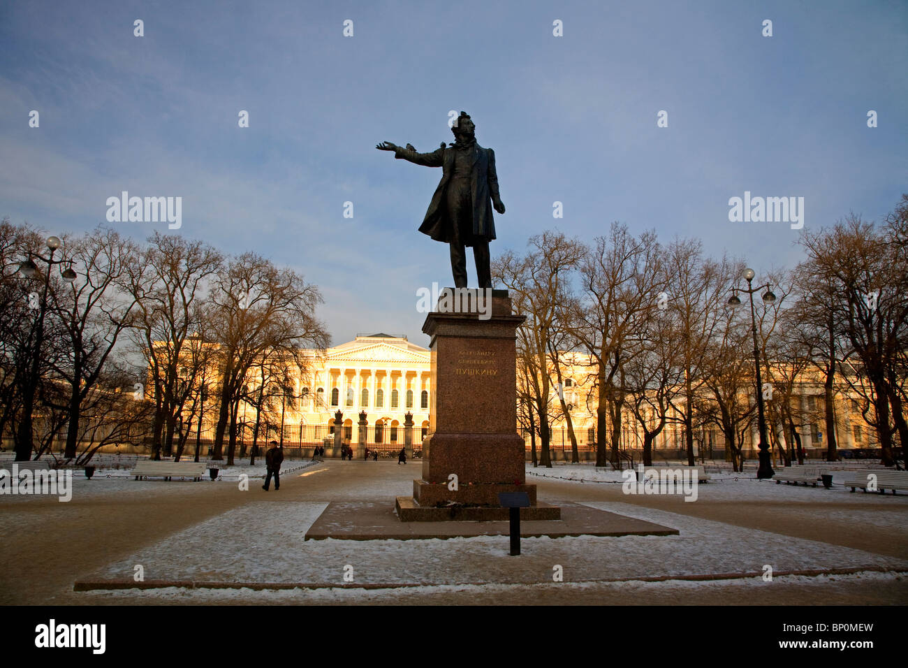 Russland, St. Petersburg; Eine Skulptur des russischen Dichters Alexander Pushkin, stehen auf Puschkinskaja Straße. Stockfoto