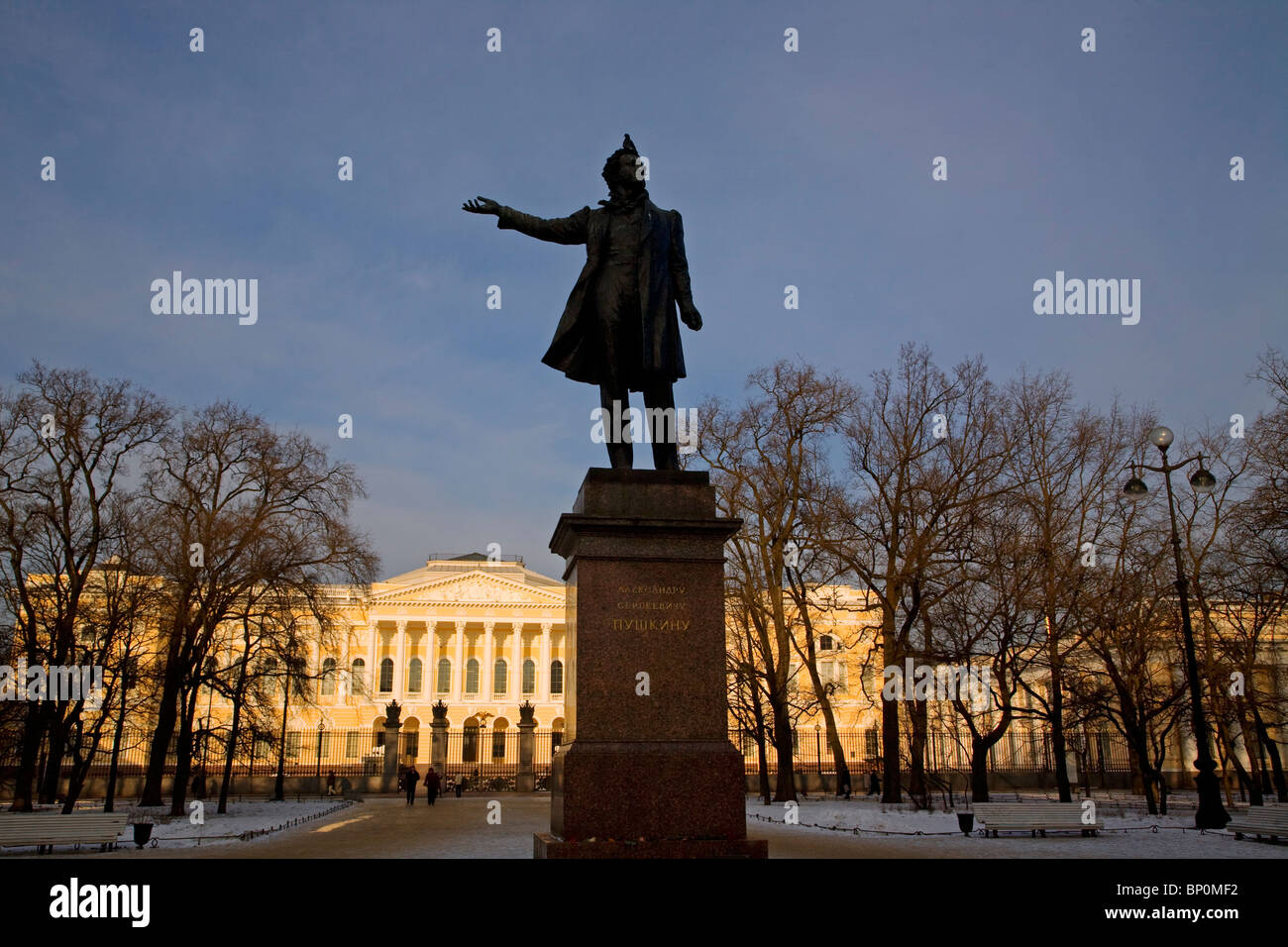 Russland, St. Petersburg; Eine Skulptur des russischen Dichters Alexander Pushkin, stehen auf Puschkinskaja Straße. Stockfoto