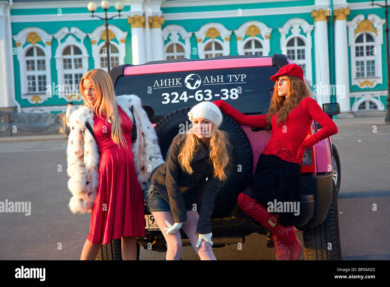 Russland, St. Petersburg; Drei russische Mädchen posiert für einen Werbespot vor der State Hermitage Museum of Art Stockfoto