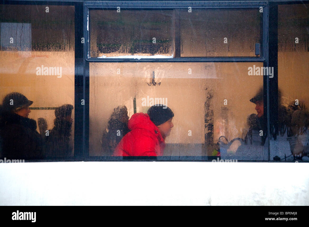 Russland, St. Petersburg; Ein Junge im Gespräch mit seiner Mutter in einem Bus im Winter Stockfoto