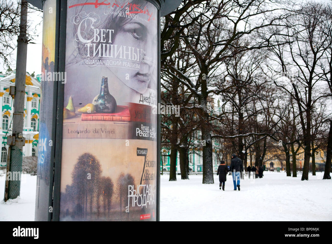 Russland, St. Petersburg; Anzeigen von Kunst-Ausstellungen im Winter neben der Eremitage Stockfoto