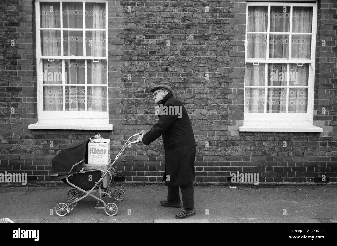 Alter Rentner drücken Einkaufen Startseite in einem Kinderwagen. Battersea London 1970 s UK 1979 HOMER SYKES Stockfoto