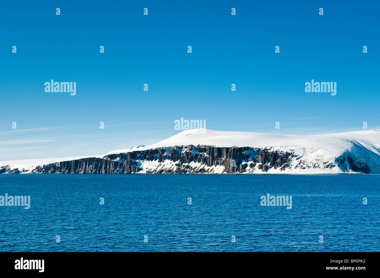 Alkfjellet Felsen in Lomfjorden Svalbard-Archipel, Norwegen. Stockfoto Alkfjellet Felsen in Lomfjorden Svalbard-Archipel, Norwegen. Stockfoto