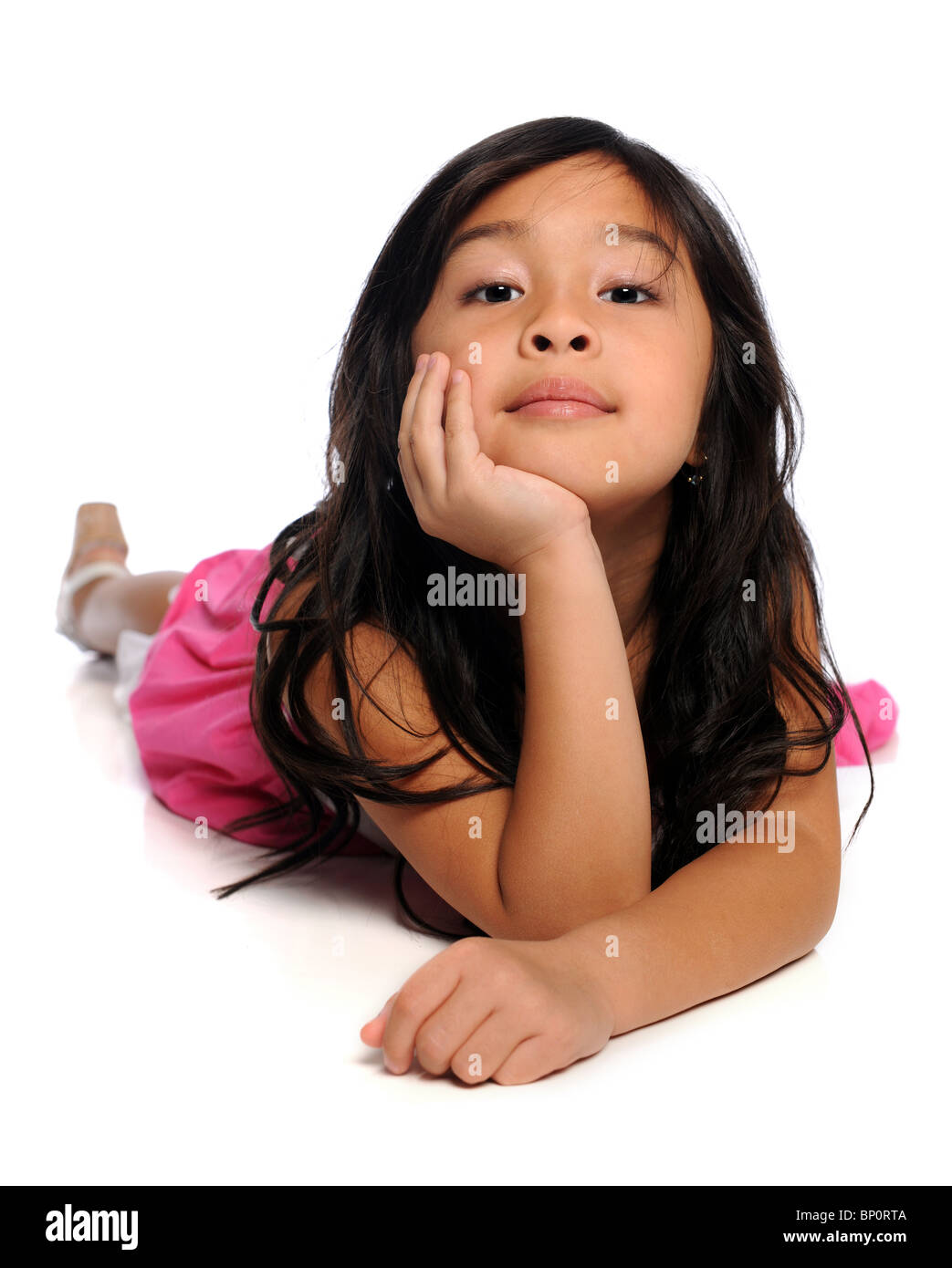 Porträt der jungen Asiatin auf Boden isoliert auf weißem Hintergrund Stockfoto