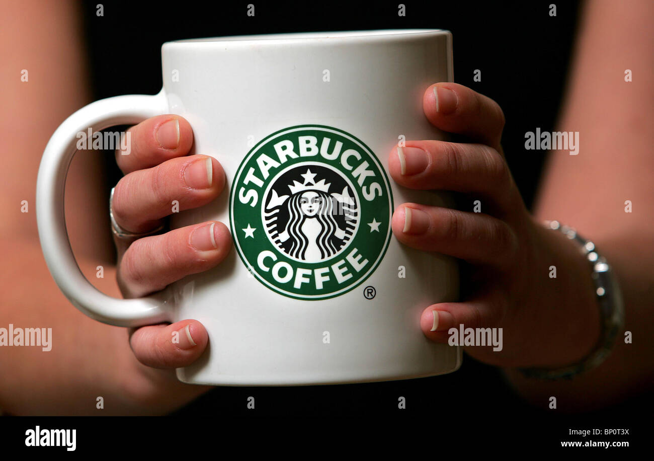 Hübsche Frau, einen Starbucks Kaffee trinken. Bild von James Boardman. Stockfoto