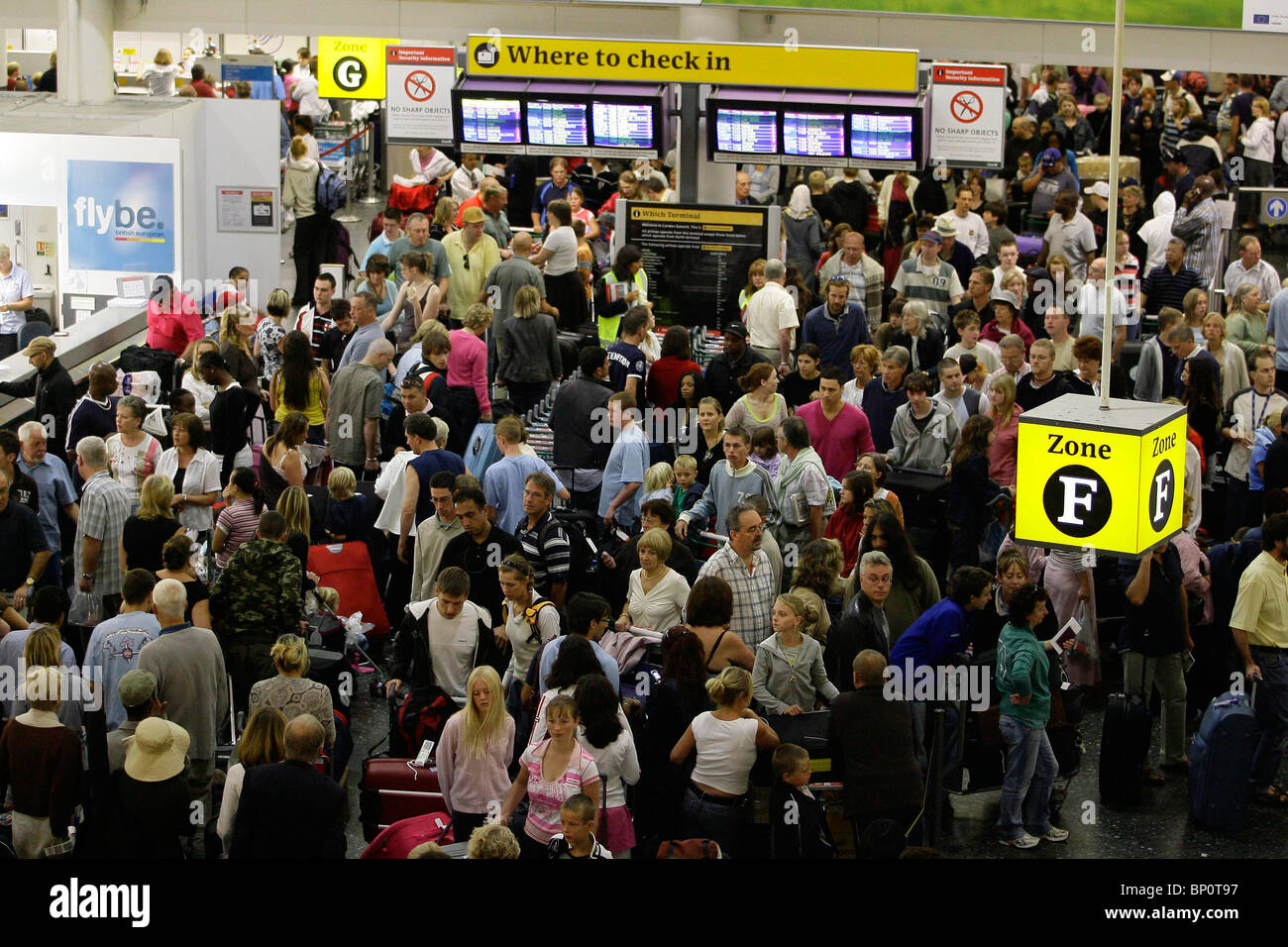 Hunderte Passagiere warten, Check-in am Flughafen London Gatwick. Bild von James Boardman Stockfoto