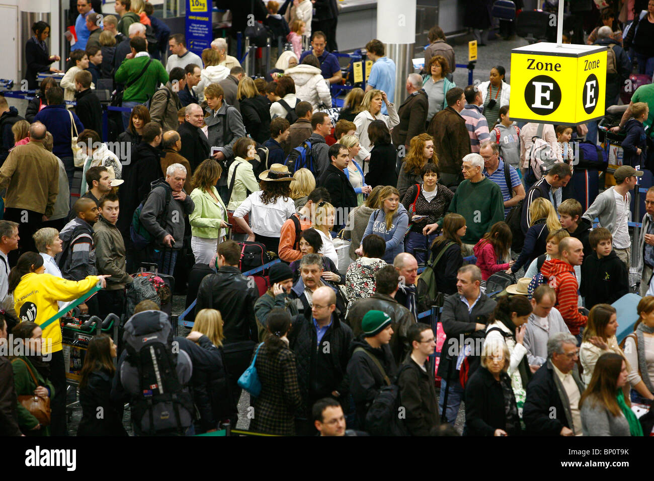 Hunderte Passagiere warten, Check-in am Flughafen London Gatwick. Bild von James Boardman Stockfoto