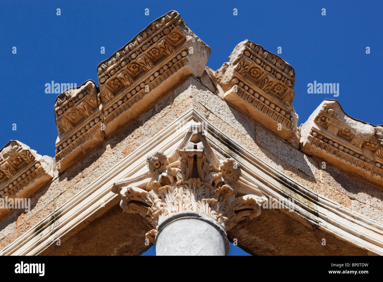 Merida, Provinz Badajoz, Spanien. Das römische Theater, in dem ersten Jahrhundert v. Chr. gebaut.  Zargen auf Spalte Kapitellen ruht. Stockfoto