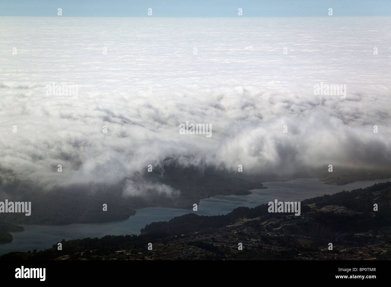 Luftaufnahme über Nebel Crystal Springs Reservoir San Mateo county in Kalifornien Stockfoto