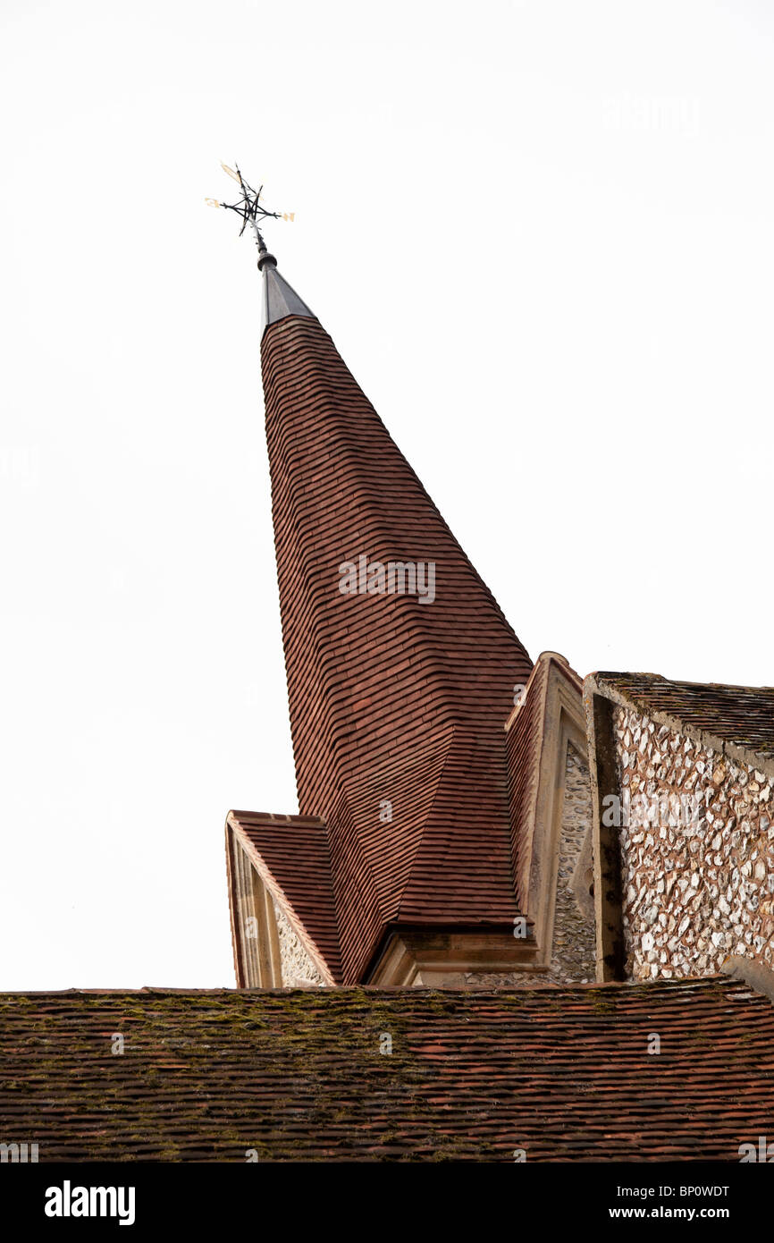 gekachelten Kirchturm auf eine englische Dorfkirche Stockfoto