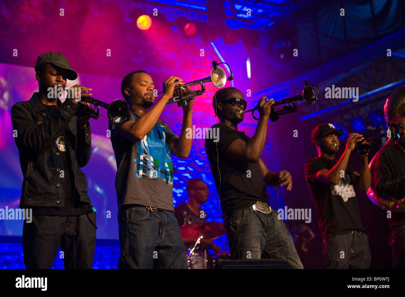 Hypnotic Brass Ensemble Jazz band mit acht Brüder aus Chicago spielen in Brecon Jazz Festival 2010 Stockfoto