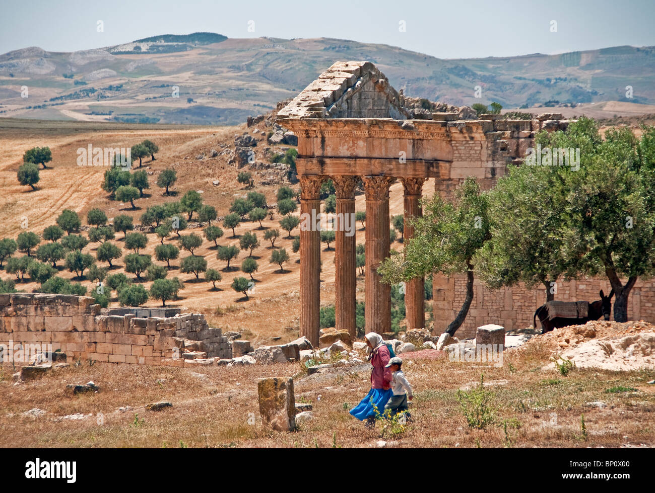 Capitol auf römische Ruine des Dougga mit Blick auf schroffe Landschaft Stockfoto