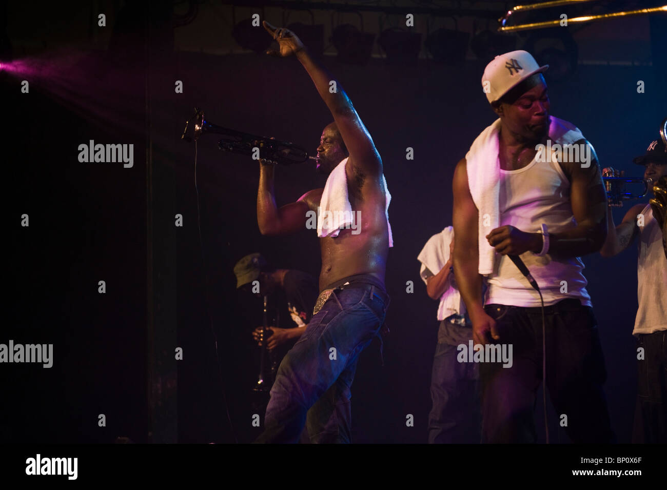 Hypnotic Brass Ensemble Jazz band mit acht Brüder aus Chicago spielen in Brecon Jazz Festival 2010 Stockfoto