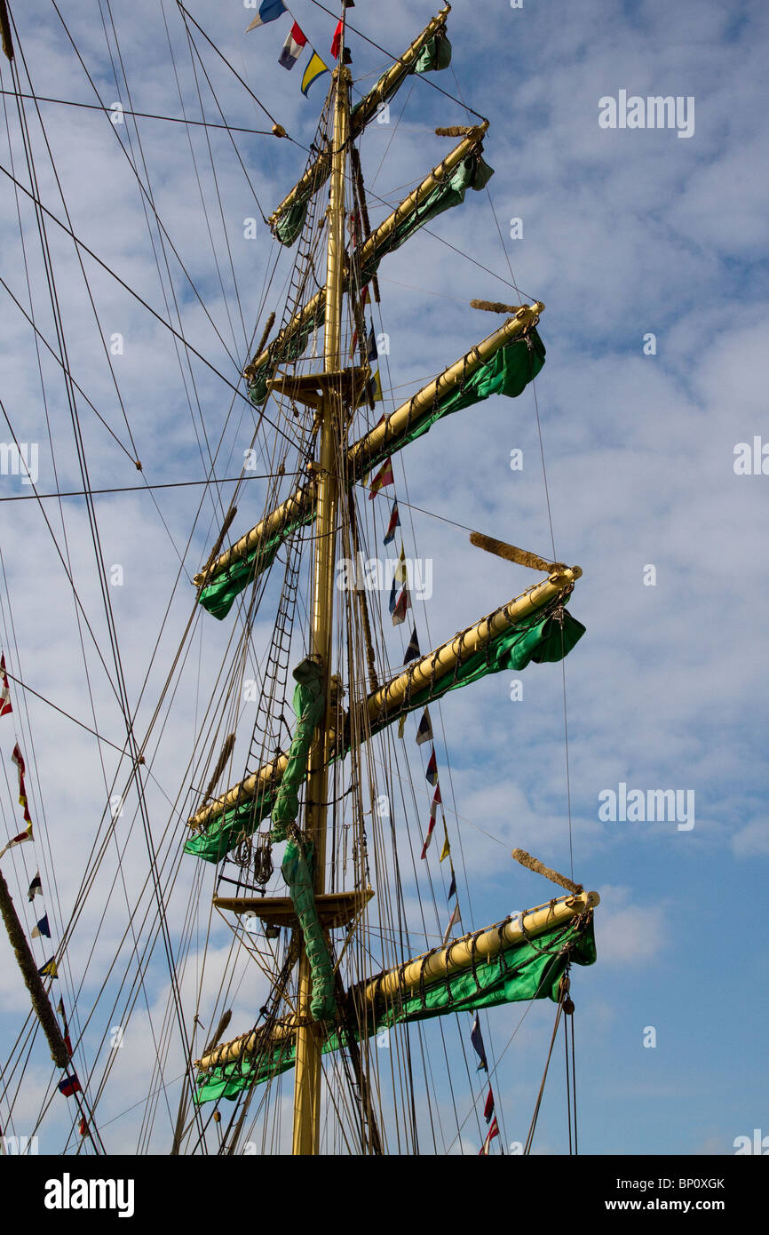 Klasse A Alexander von Humboldt in Hartlepool 2010 Tall Ships Race, das Dorf und die Marina, Teesside, North Yorkshire, UK. Alexander von Humboldt ist eine deutsche Segelschiff ursprünglich 1906 gebaut von der Deutschen Werft AG Weser in Bremen als das Feuerschiff Reserve Sonderburg. Es ist der Nachfolger des legendären Becks Bier Schiff mit den grünen Segeln und wurde als ein kompletter Neubau in 2011. In erster Linie wurde das Schiff für die Sail Training und Erfahrung im Segeln für Jugendliche gebaut. Stockfoto