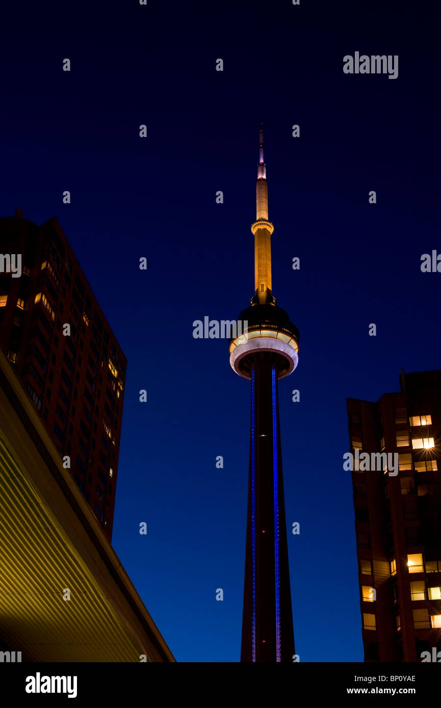 Torontos CN Tower in der Nacht, Toronto, Ontario, Kanada Stockfoto