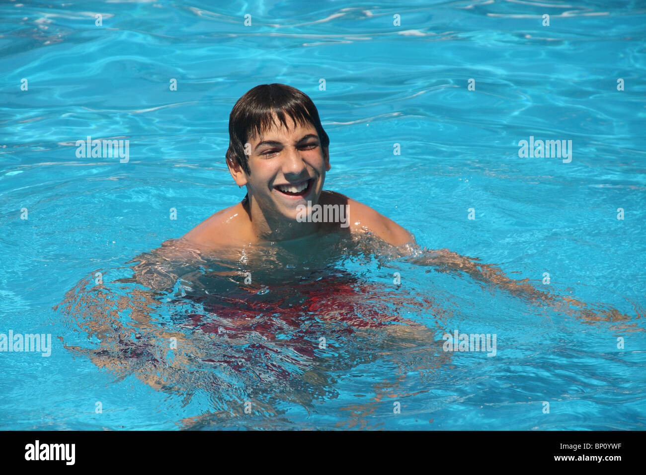 Teenager in einem Pool schwimmen Stockfoto